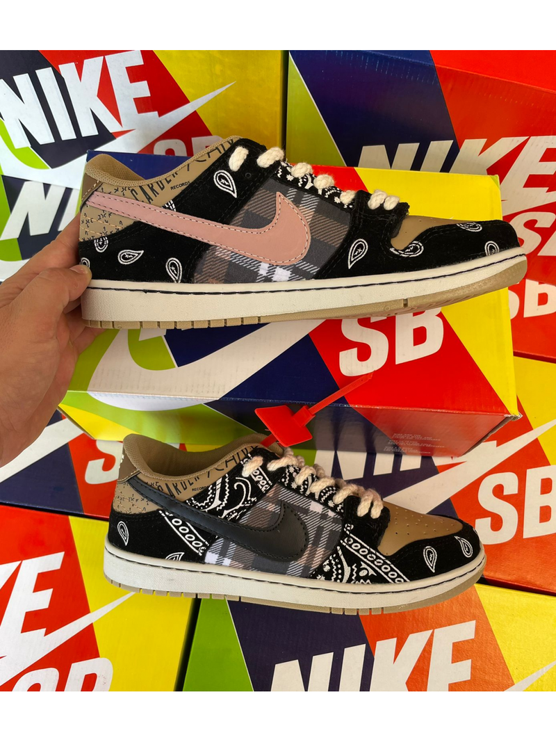 Tênis Nike Dunk Low SB Travis Scott